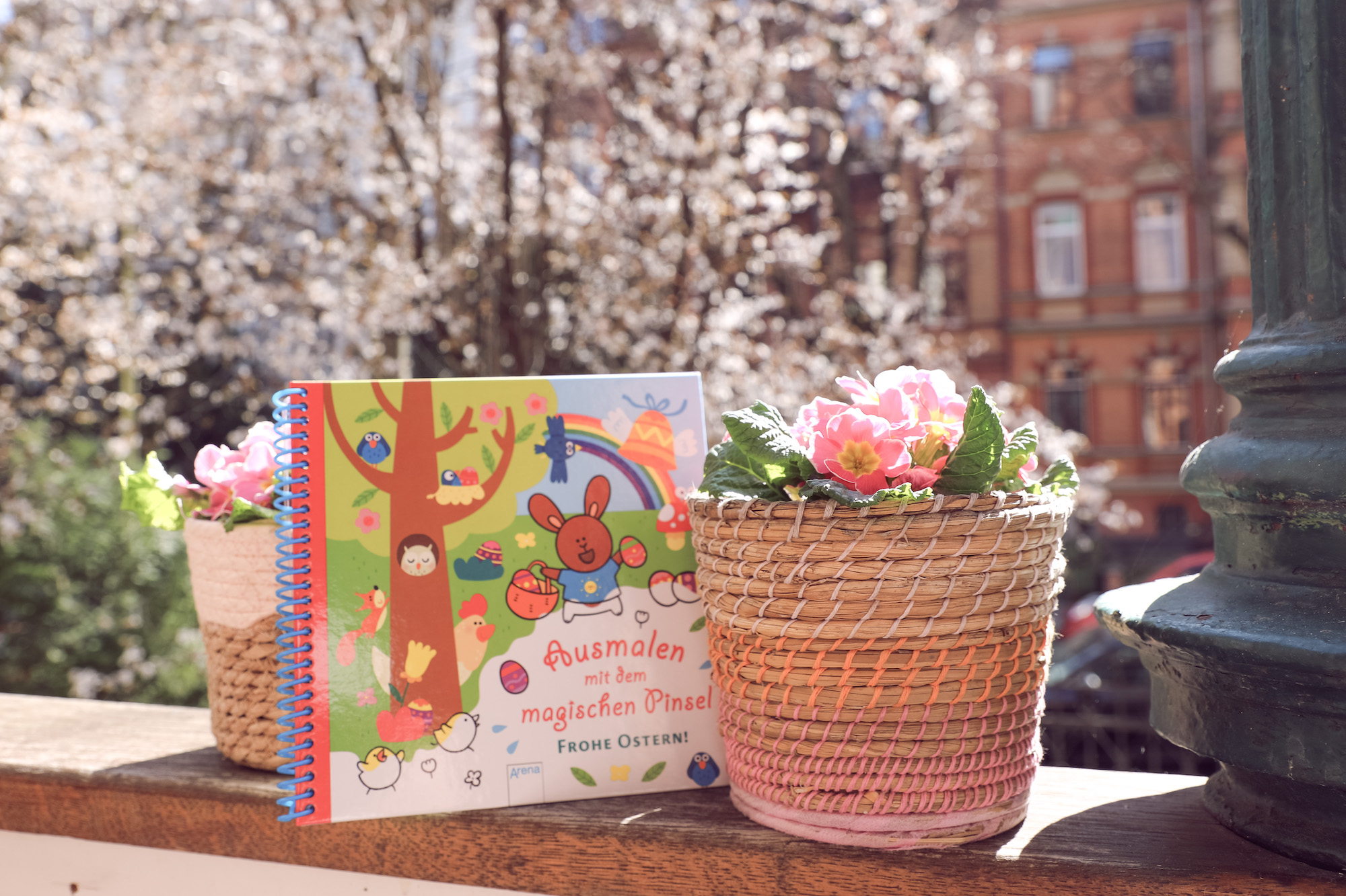 Ausmalen mit dem magischen Pinsel – Frohe Ostern!